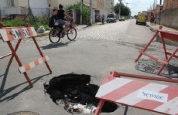 Buraco causa acidentes no distrito de Jundiapeba