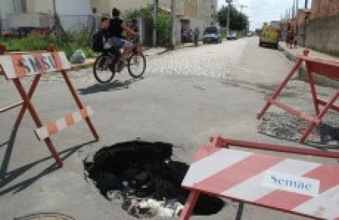 Buraco causa acidentes no distrito de Jundiapeba