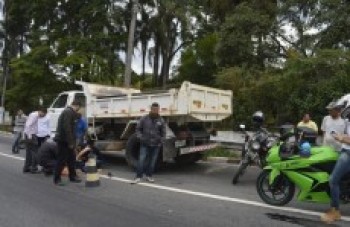 Motociclista vai parar debaixo de caminhão: