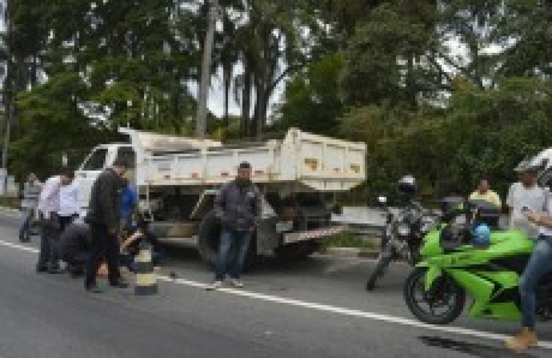 Motociclista vai parar debaixo de caminhão: