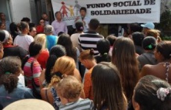 Mamoru faz doações de roupas no Recanto Mônica