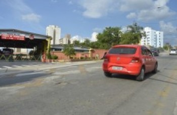 Buracos atormentam em via de acesso à Casa Branca