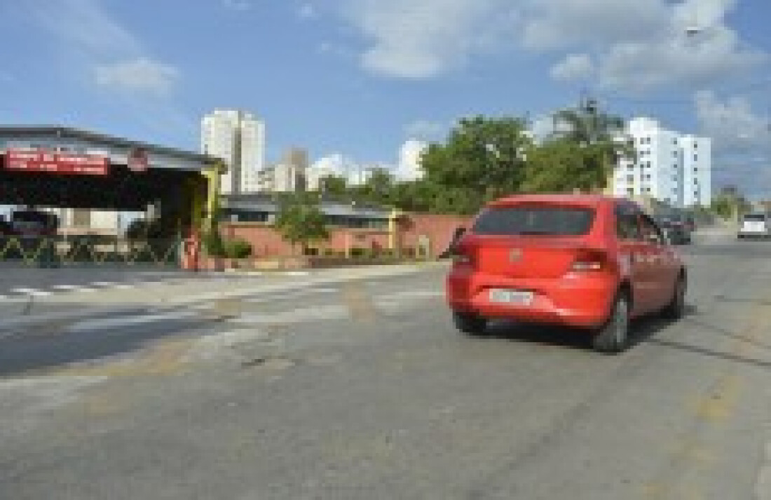 Buracos atormentam em via de acesso à Casa Branca