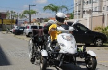 Uma motocicleta, uma cadeira e uma vida sobre sete rodas