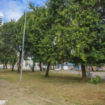 Limpeza em praça de Poá