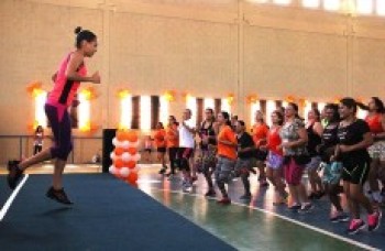 Aula de zumba auxilia na arrecadação
