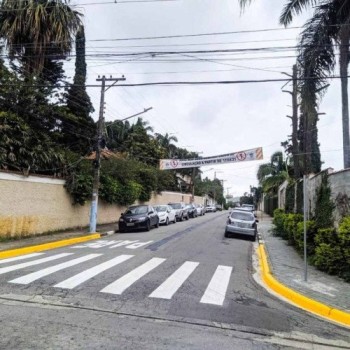Rua muda de direção em FErraz