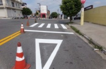 Vias de Itaquá recebem sinalização da prefeitura