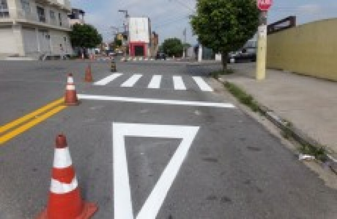 Vias de Itaquá recebem sinalização da prefeitura