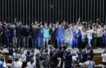 Plenário da Câmara sofre invasão de manifestantes