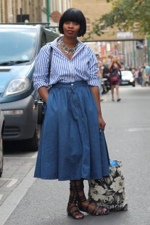 Camisa listrada branca e azul é destaque nesta temporada