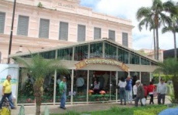 Chegada do Bom Velhinho 'reacende' espírito natalino