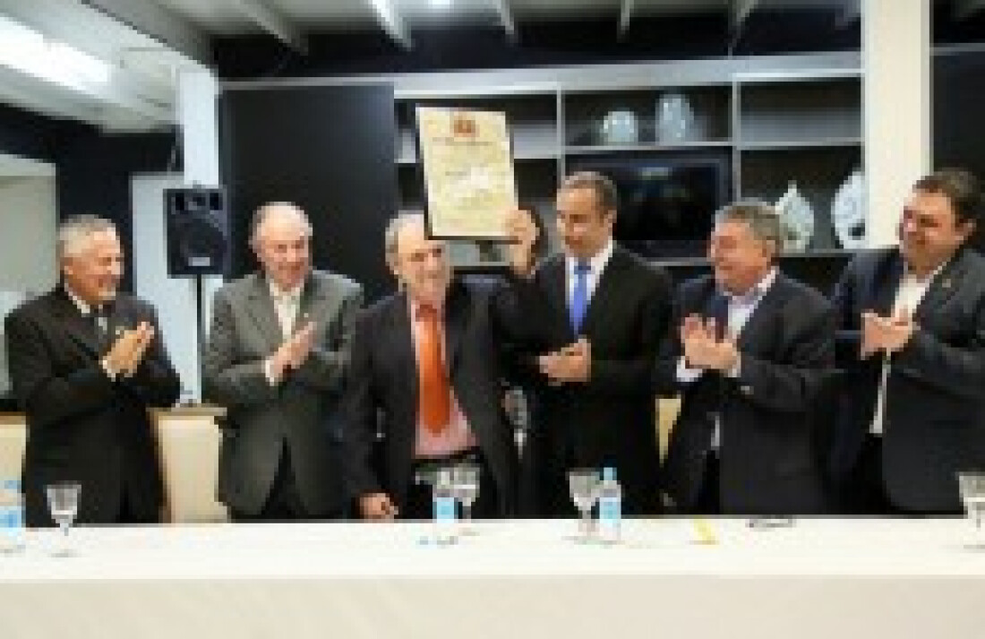 Ex-locutor Osmar Santos ganha homenagem em Mogi