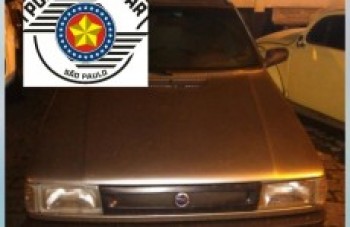 Policiais militares recuperam veículos