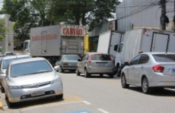 Caminhões causam transtorno