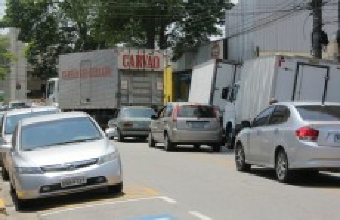 Caminhões causam transtorno