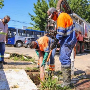 Poá promove a limpeza das galerias pluviais da cidade