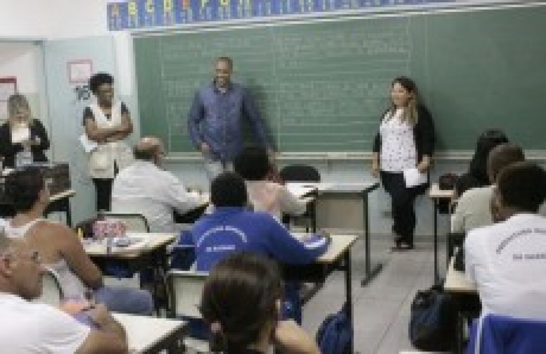 Projeto leva bate-papo e livros para escola estadual