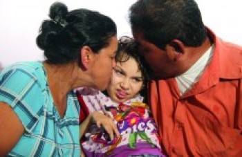 Família pede ajuda para menina que sofre com paralisia cerebral