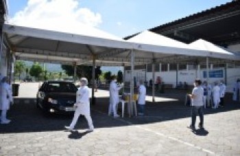 Drive-Thru Solidário arrecada alimentos junto à vacinação