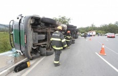 Caminhão tomba em rotatória: