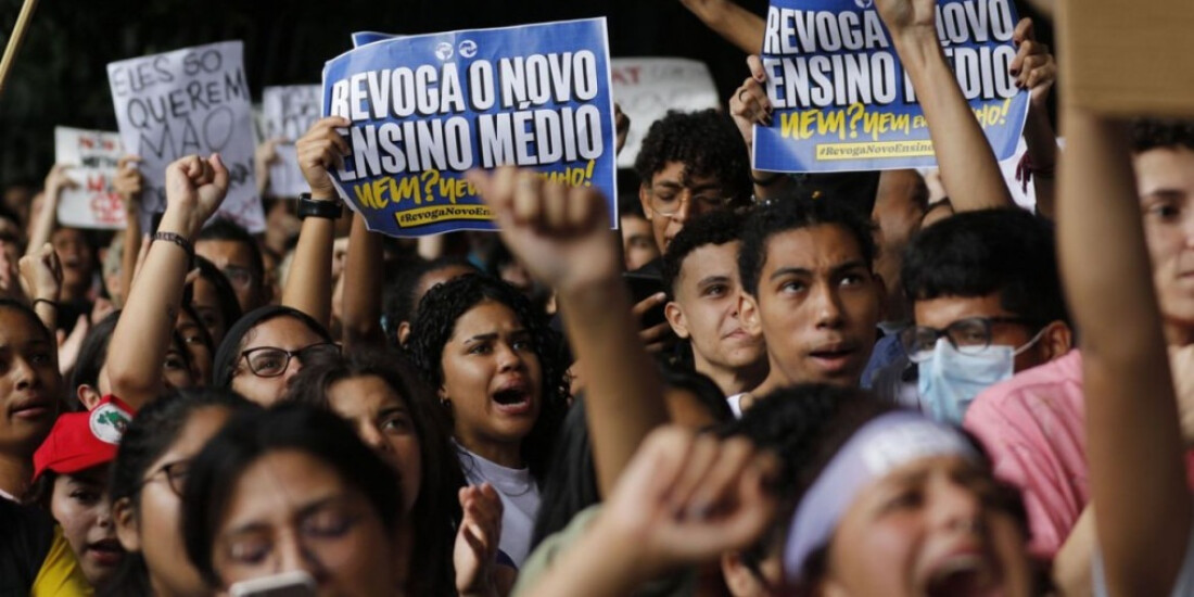 Estudantes fazem passeata pela revogação do novo ensino médio em SP