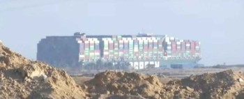 Meganavio encalhado no Canal de Suez volta a flutuar