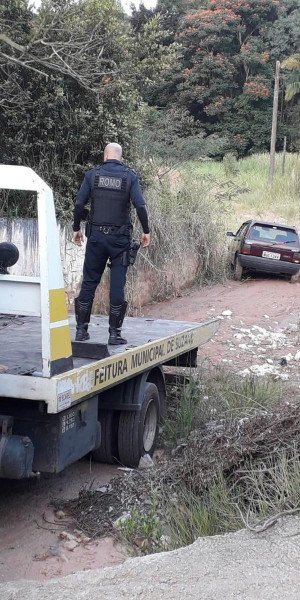 GCM recupera carro e socorre homem baleado