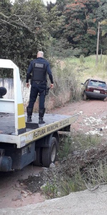 GCM recupera carro e socorre homem baleado