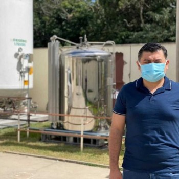 Ashiuchi vistoria instalação de oxigênio em hospitais