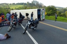 Ônibus tomba em Santa Isabel