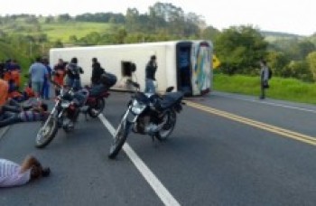 Ônibus tomba em Santa Isabel