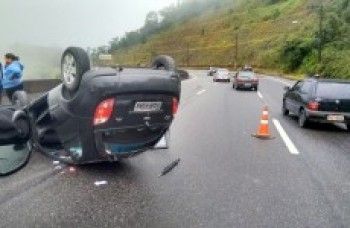 Veículo tomba na Mogi-Dutra