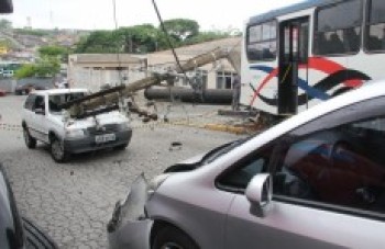 Ônibus perde freio, bate em dois veículos e derruba poste