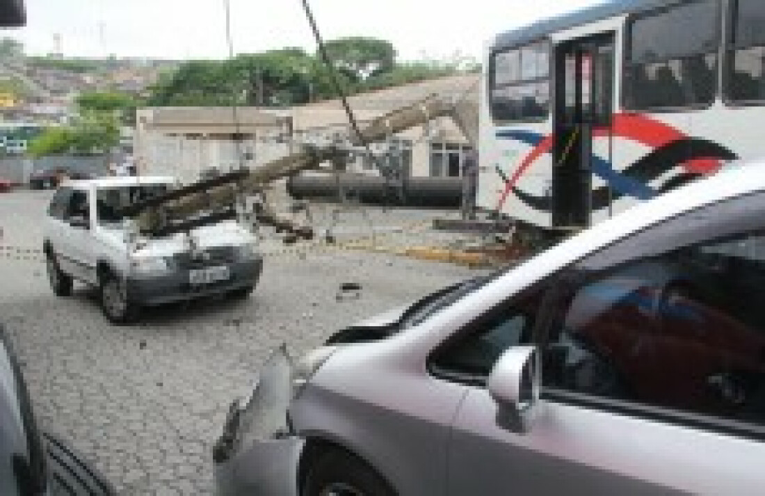 Ônibus perde freio, bate em dois veículos e derruba poste