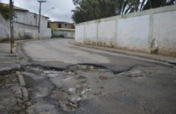 População reclama de buraco