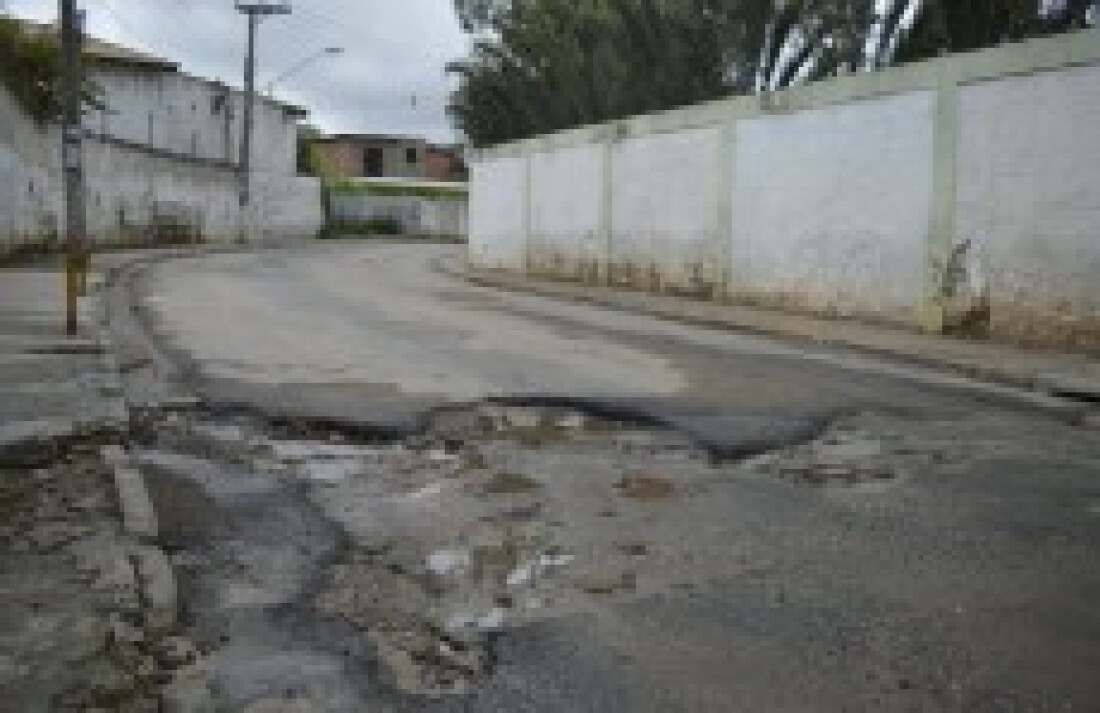 População reclama de buraco