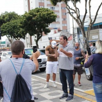 Fechamento do comércio gera protestos na cidade