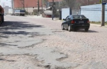 Falta de manutenção em rua é alvo de críticas