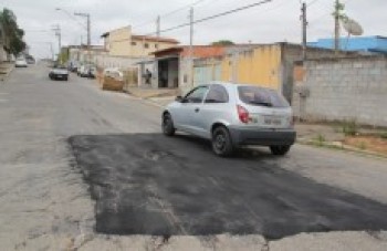 Asfalto da rua Mario Yoshida é recuperado:
