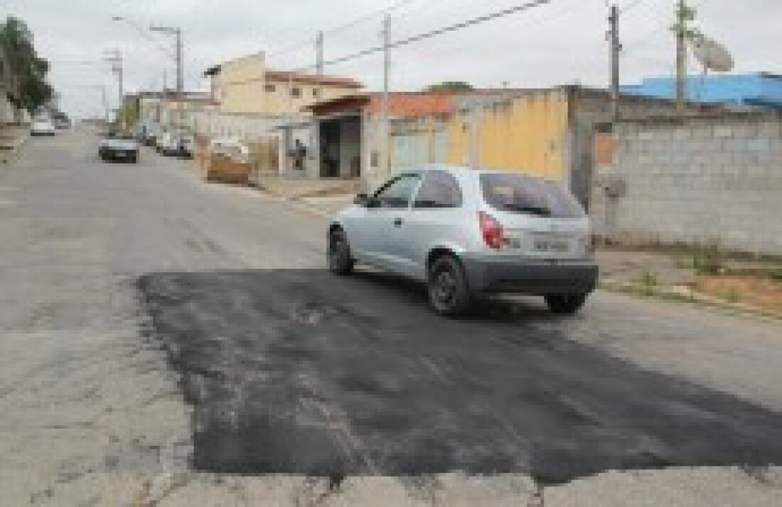 Asfalto da rua Mario Yoshida é recuperado:
