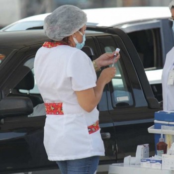 Idosos com 74 anos serão vacinados neste sábado
