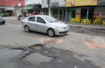 Buracos viram tormento para motoristas no Dona Benta