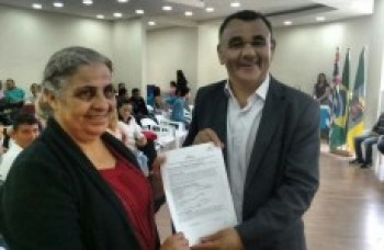 Prefeitura entrega posse de imóveis