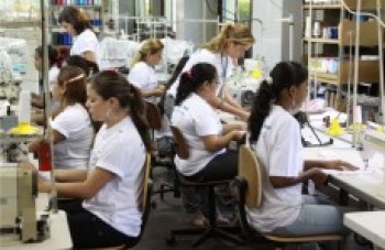 Mulheres trabalham mais e ganham menos