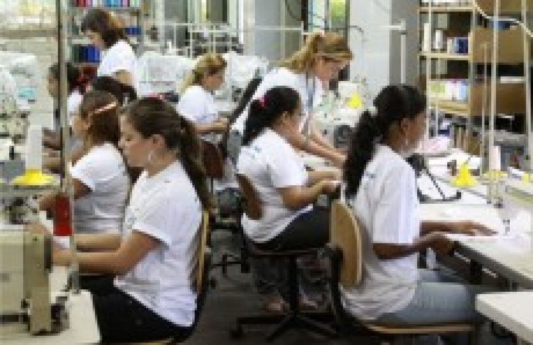 Mulheres trabalham mais e ganham menos