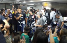 Torcedores recepcionam campeões no aeroporto