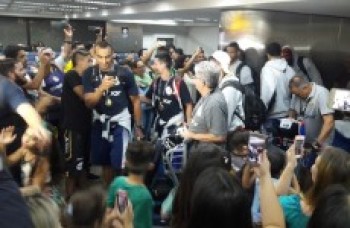 Torcedores recepcionam campeões no aeroporto