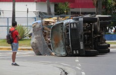 Carreta tomba em avenida: