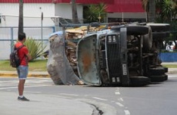 Carreta tomba em avenida:
